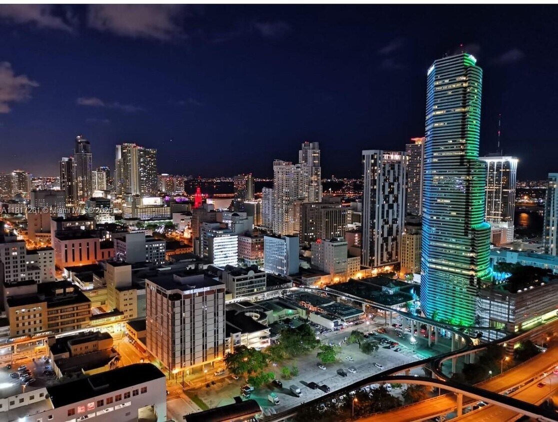 Foto principal - 350 S Miami Ave
