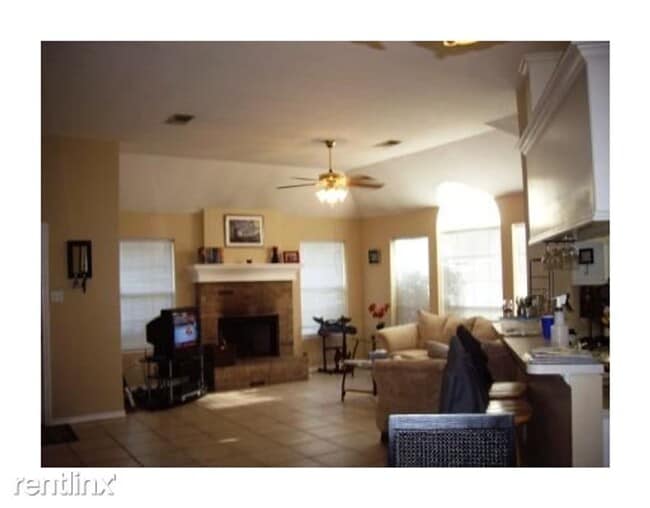 Building Photo - Spacious 3/2 duplex in great location