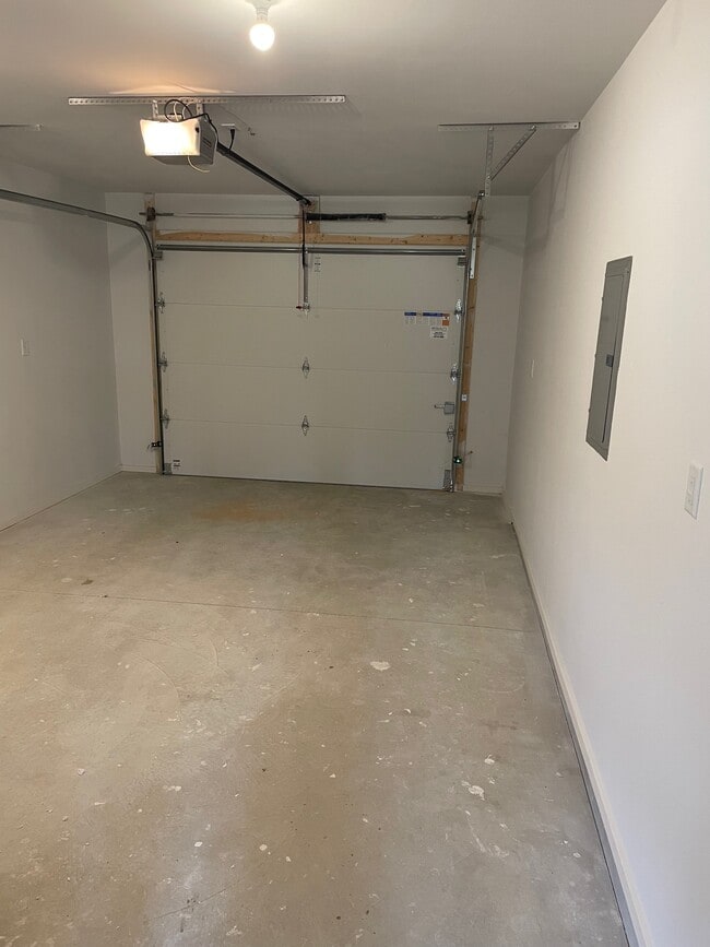 Building Photo - 14095 Dixon Rd