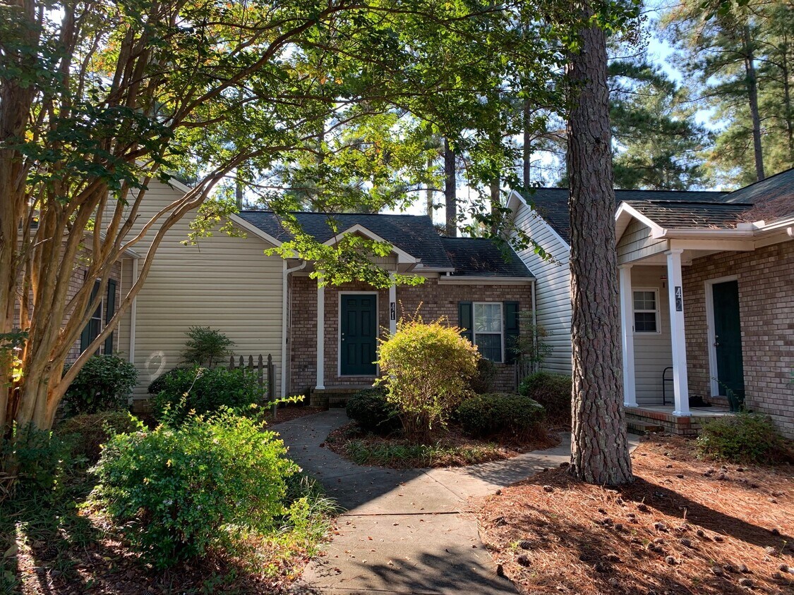 Abingdon Square Townhomes and Apartments Apartments at 200500 Holly Pines Dr Pinehurst, NC