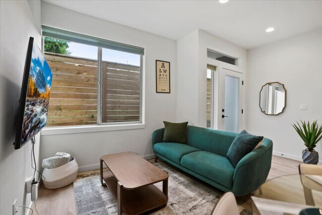 Foto del edificio - 823 NE 70th St