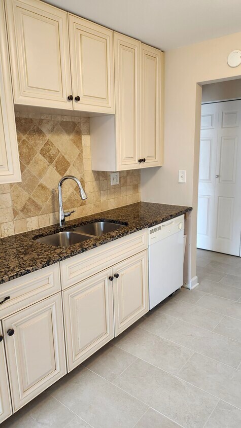 Foto principal - 928 E Old Willow Rd