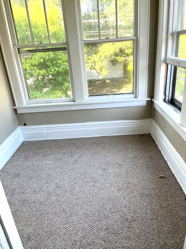 Building Photo - 501 E 7th St