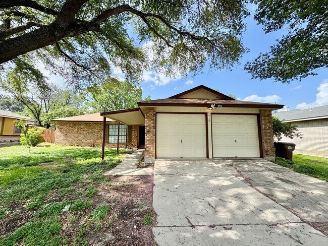 Foto del edificio - Charming 3-Bedroom Home with Covered Patio...