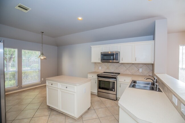 Building Photo - 26945 Kings Crescent Dr