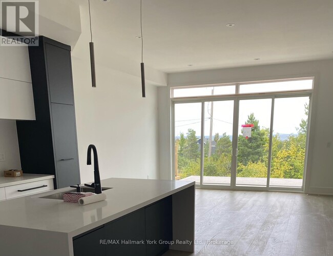 Building Photo - 10 Waterview Ln