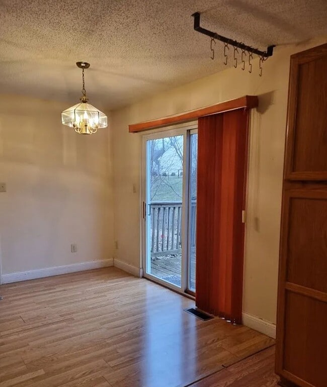 Foto del edificio - 3 bedrooms with Garage!