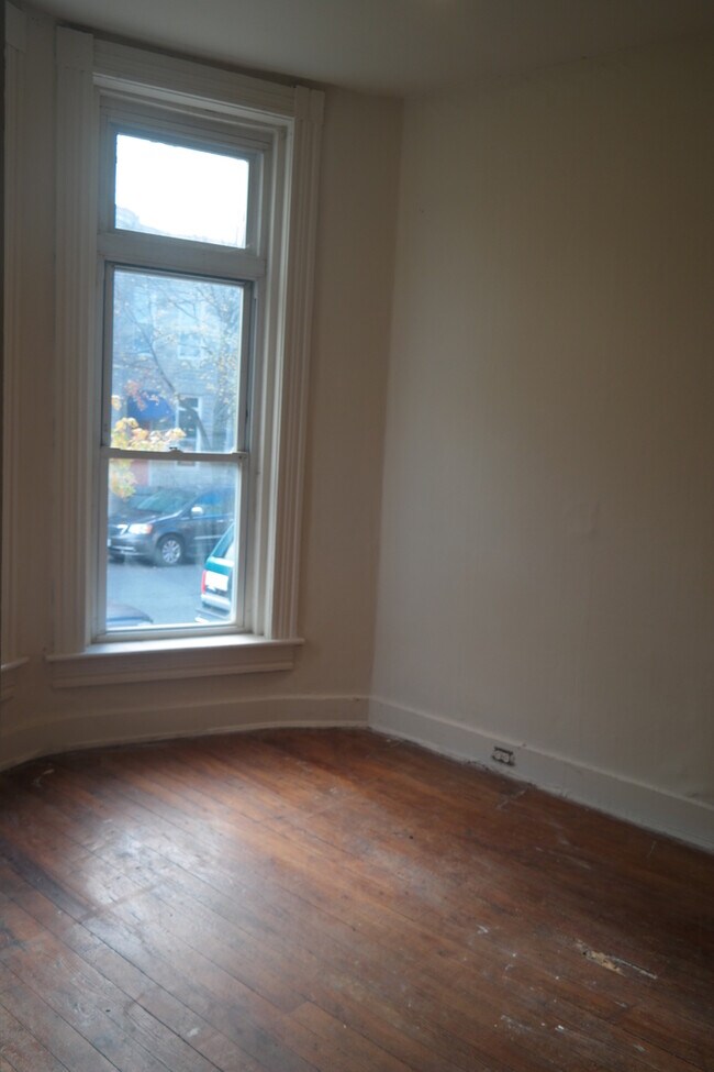 Building Photo - Prime Location ~ 3 Bedroom Townhome in Ham...