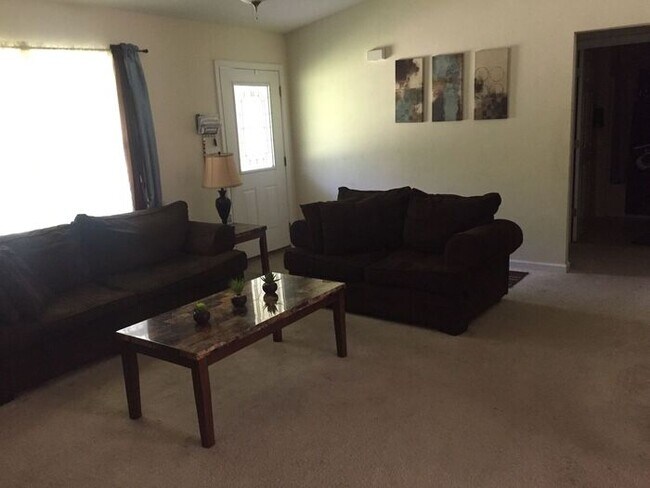 Building Photo - Spacious 3Bedrooms 2 Baths Single Family H...
