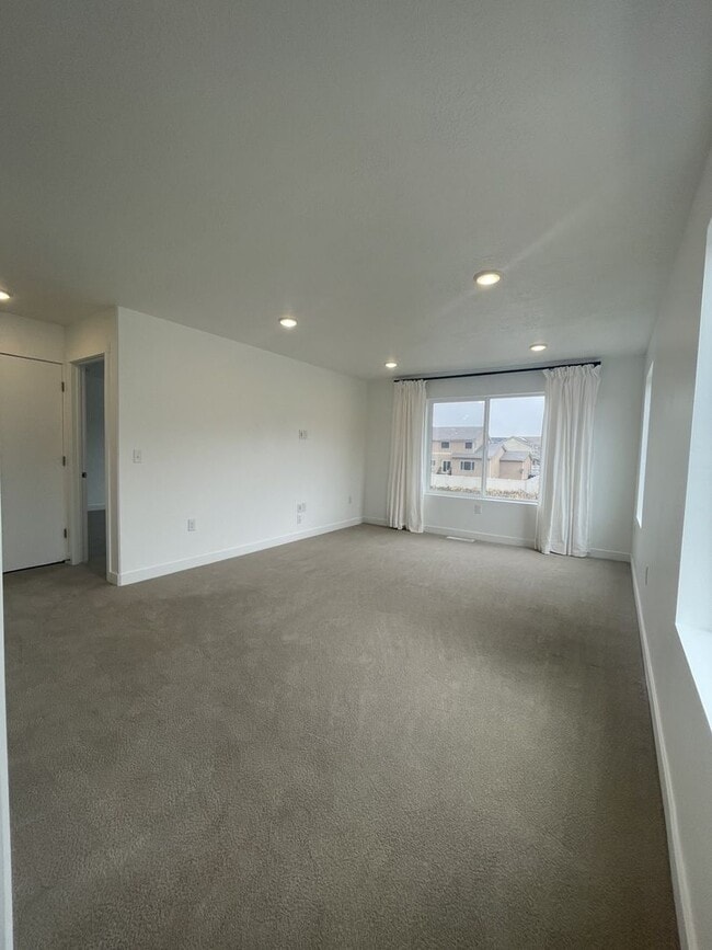Building Photo - Gorgeous 3 Bedroom Townhome in Farmington!!