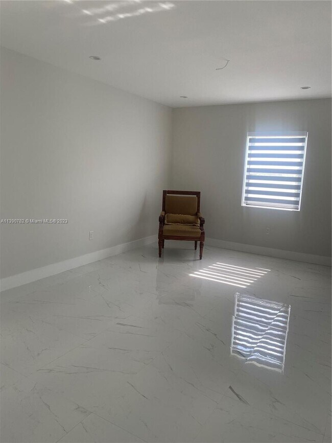 Building Photo - 117 NE 49th St