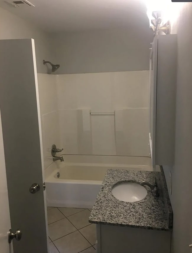 2 Bed/1 Bath House - 2 Bed/1 Bath House