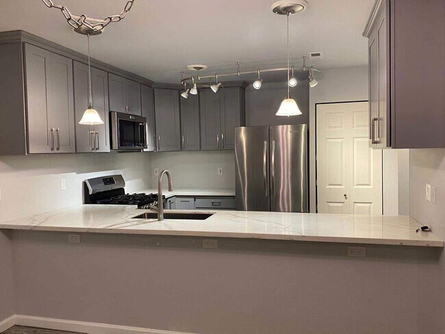 Foto del edificio - CLICK "REQUEST A TOUR" NOW!