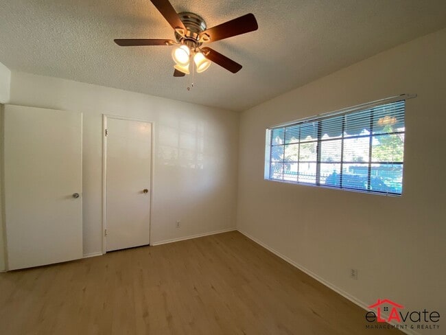 Foto del edificio - 11820 Chandler Blvd