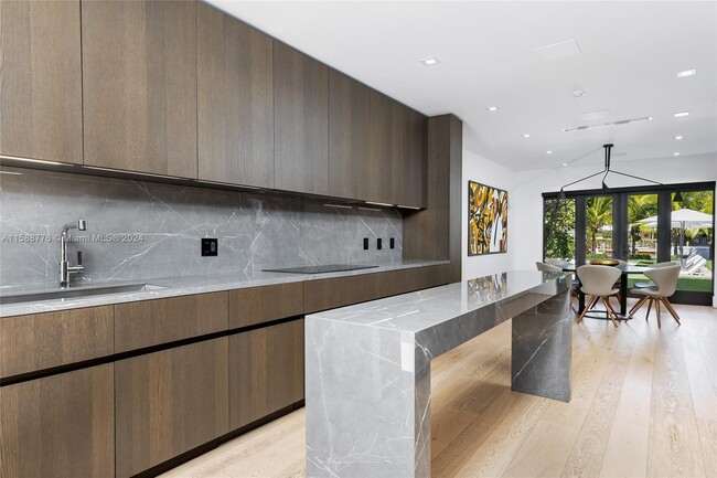 Foto del edificio - 1221 W 48th St