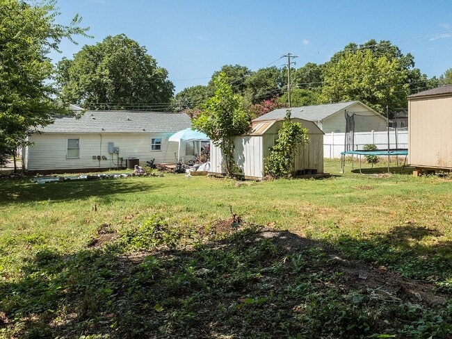 Building Photo - 903 Laye St