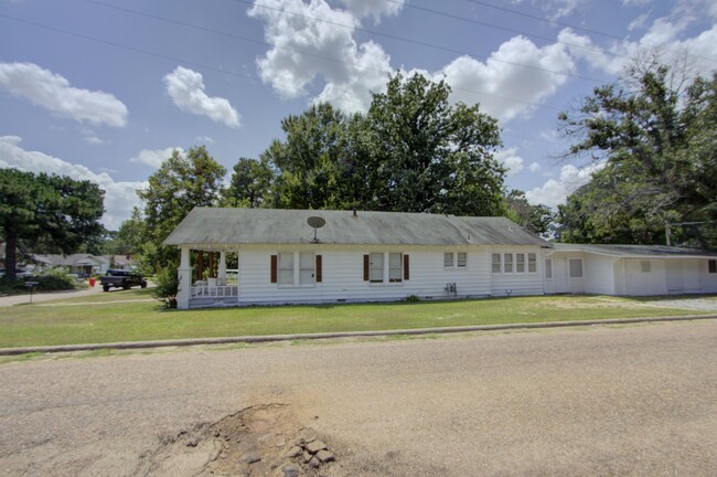 Building Photo - 3025 Hickory St