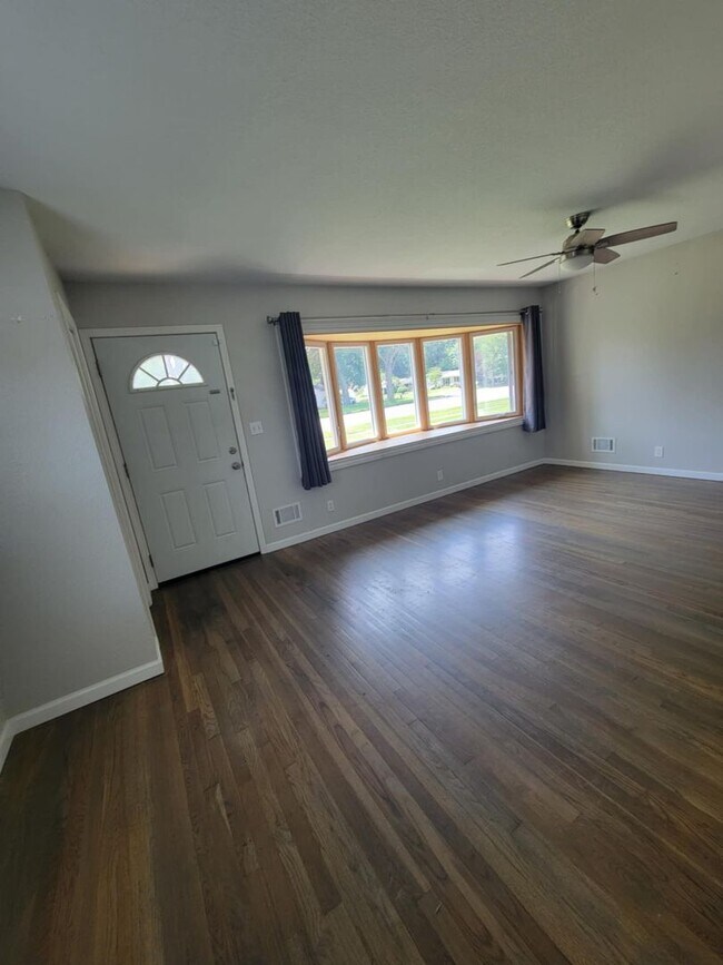 Building Photo - Spacious House Located in Washington Schoo...