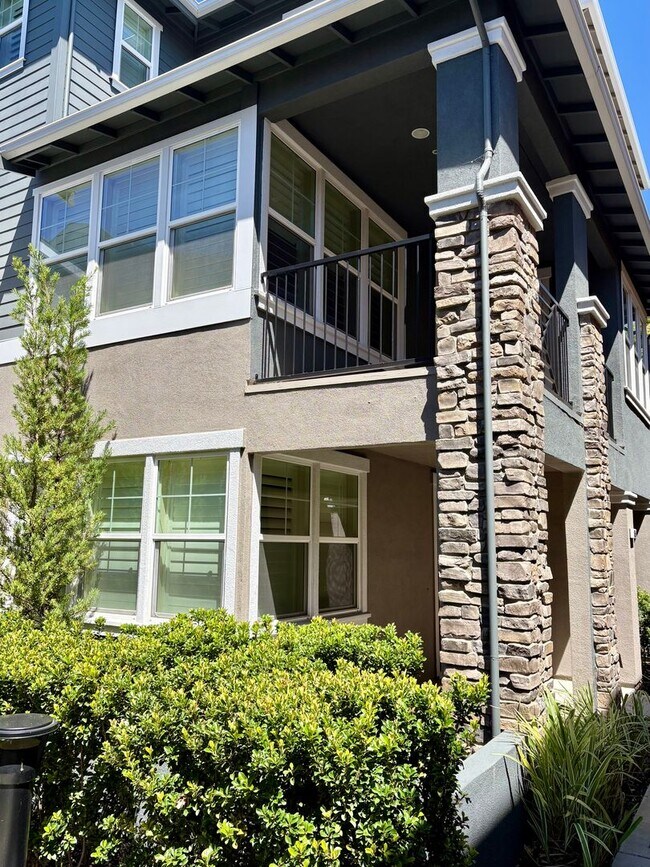 Foto del edificio - Spacious 4-Bedroom Townhouse