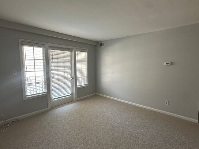Foto del edificio - Move-In Ready 2BR/1BA Condo in Cardinal Forest