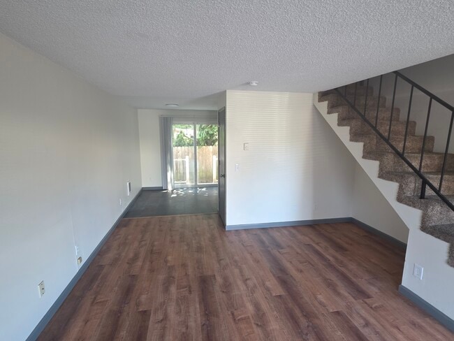 Building Photo - 121 NE Fern Pl