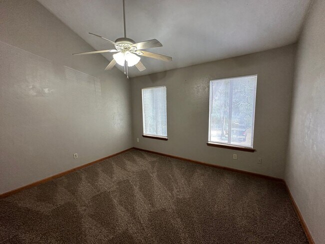 Foto del edificio - 2 story townhome on HILAMAN GOLF COURSE!