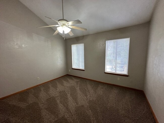 Building Photo - 2 story townhome on HILAMAN GOLF COURSE!