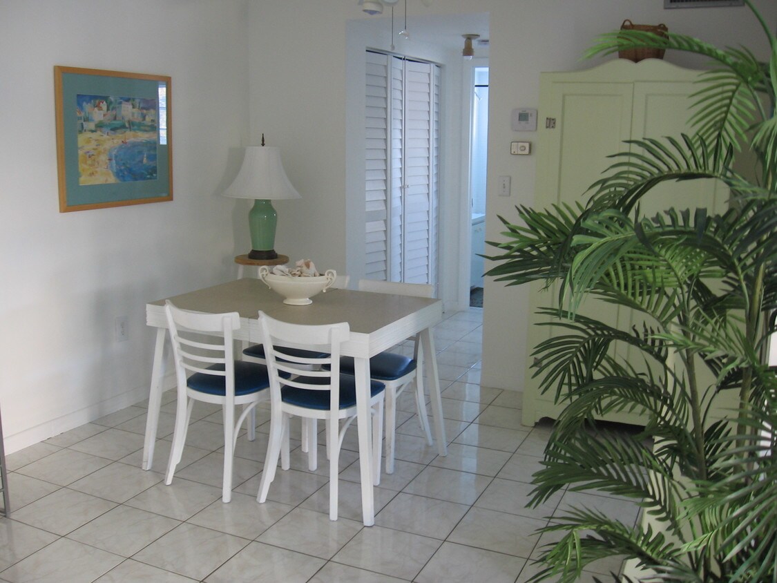 Dining room - 240 Collins Ave
