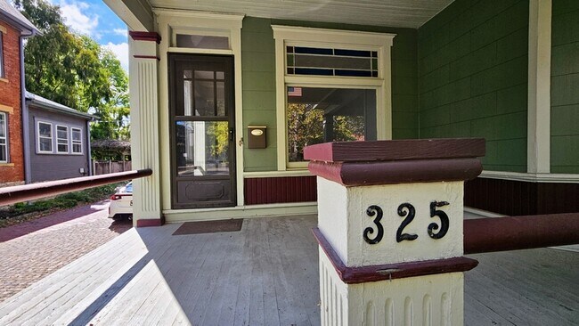 Foto del edificio - 325-327-327 W 1st Ave