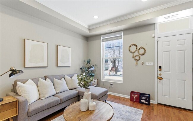 Living room - 415 N Glover St