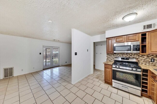 Building Photo - 2801 Skyway Cir