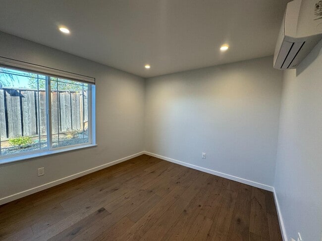 Building Photo - 1500 Solana Dr