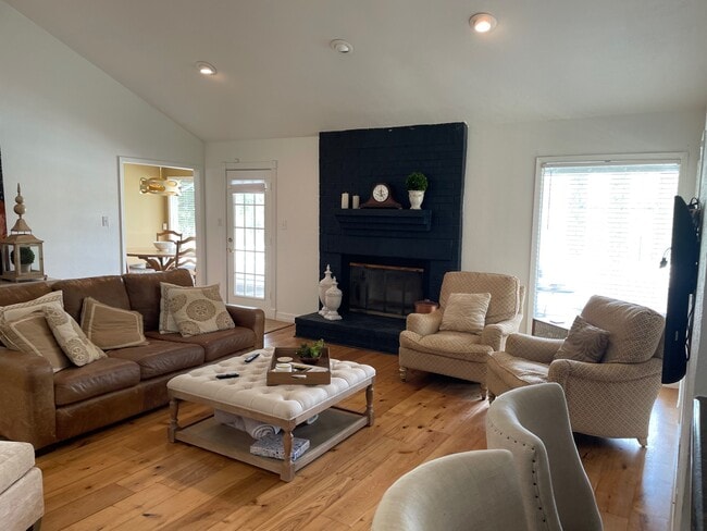 Photo - 10 Riviera Ct House