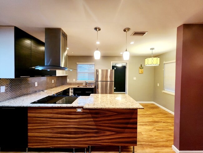 Foto del edificio - 539 82nd Ave N