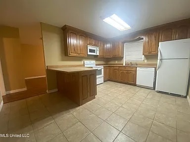 Building Photo - 221 Alverado Dr