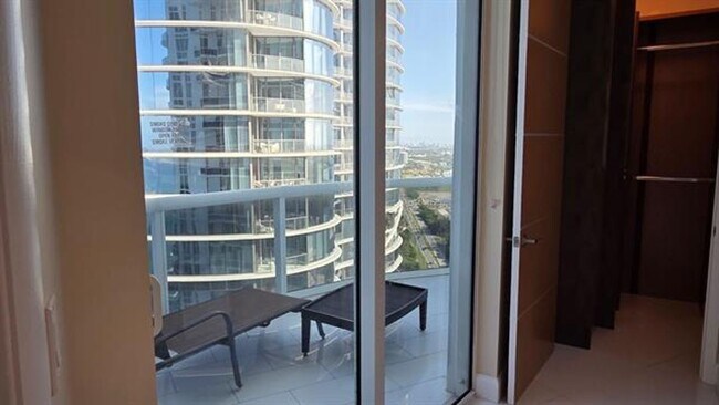 Building Photo - 15811 Collins Ave