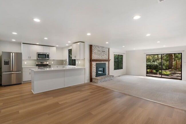 Building Photo - A Spacious Home in the Prestigious Sahalee...