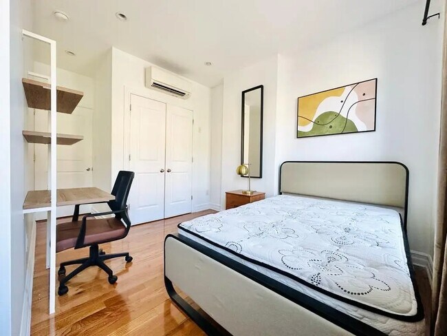 Foto del edificio - Furnished room/NOT APARTMENT