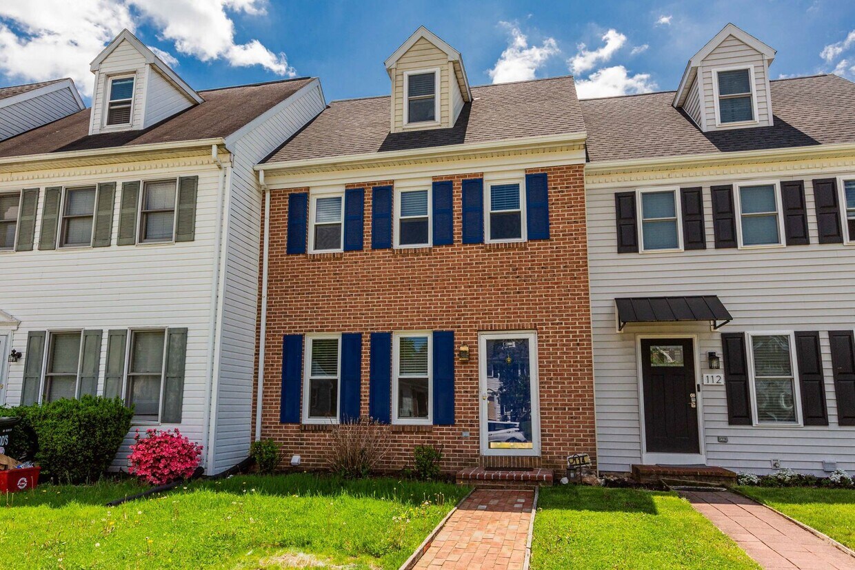 Foto principal - Updated Townhouse with Deck, Basement, New...