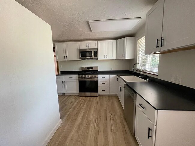Building Photo - 135 Kachina Dr