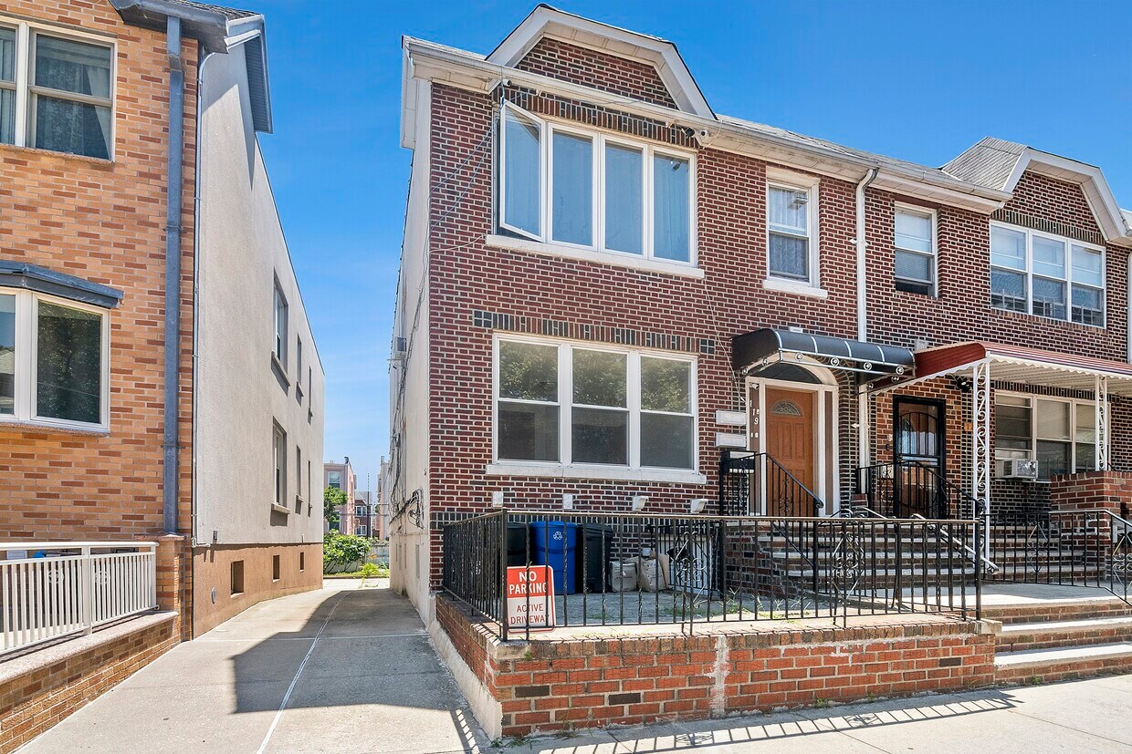 Primary Photo - TOWNHOUSE 3 BED WITH A CAR SPOT!