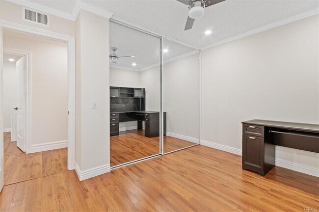 Foto del edificio - 14915 W San Fernando Mission Blvd