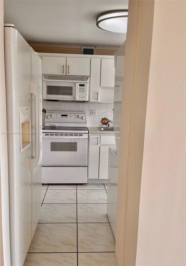 Building Photo - 1350 SW 122nd Ave