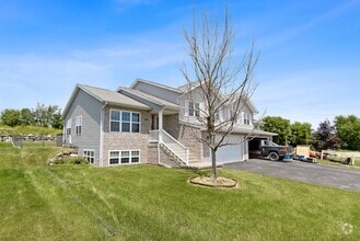 Building Photo - 148 Community Dr