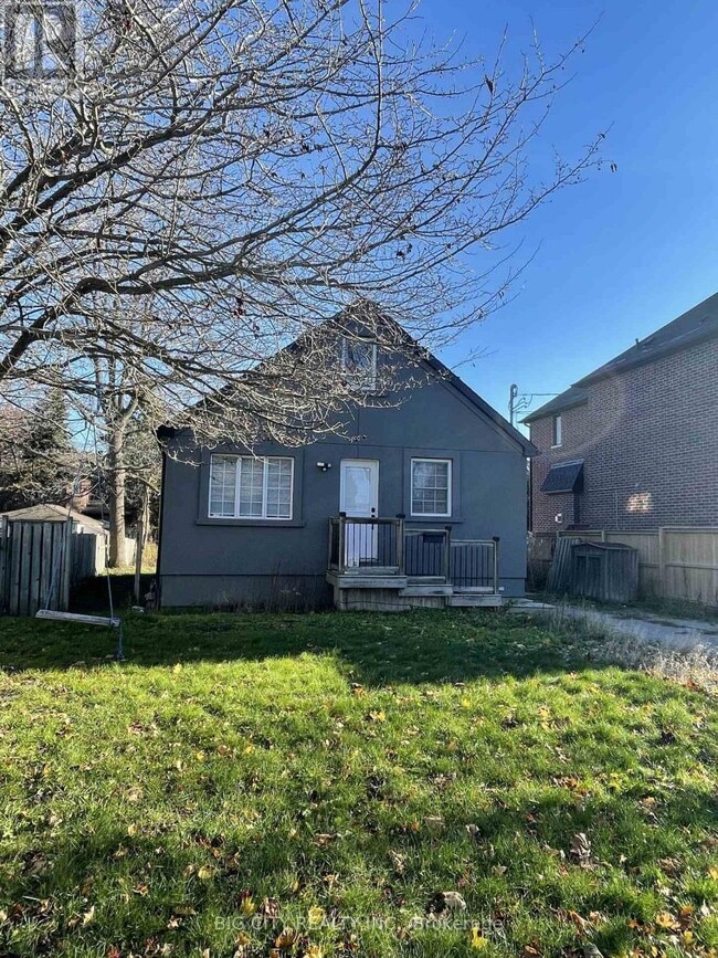 Building Photo - 741 Hillview Crescent