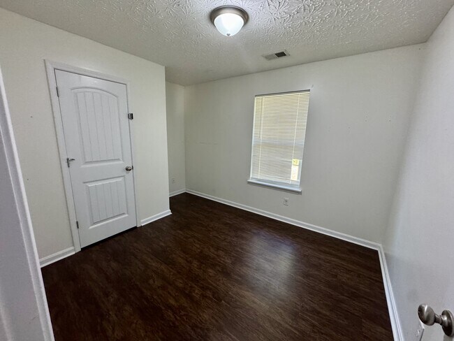 Foto del edificio - 119 McGowan Ave