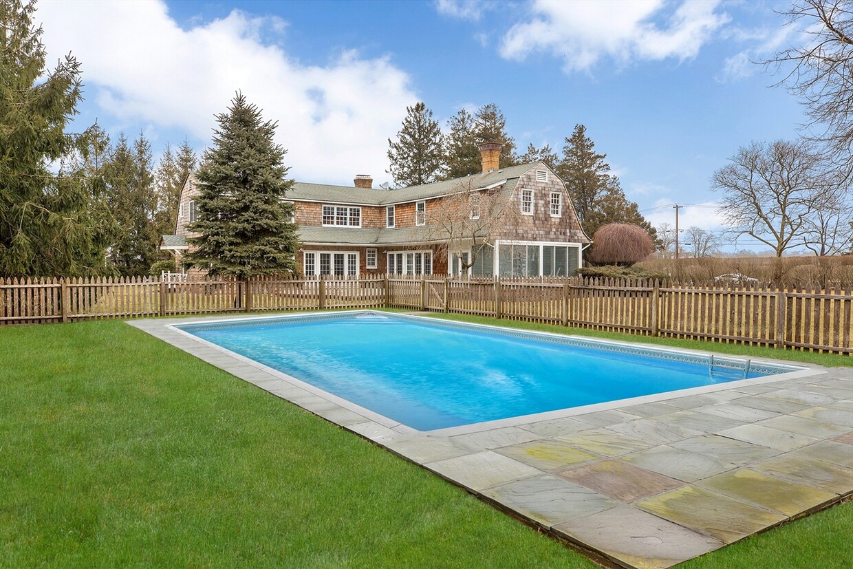 Primary Photo - 33 Seafield Ln