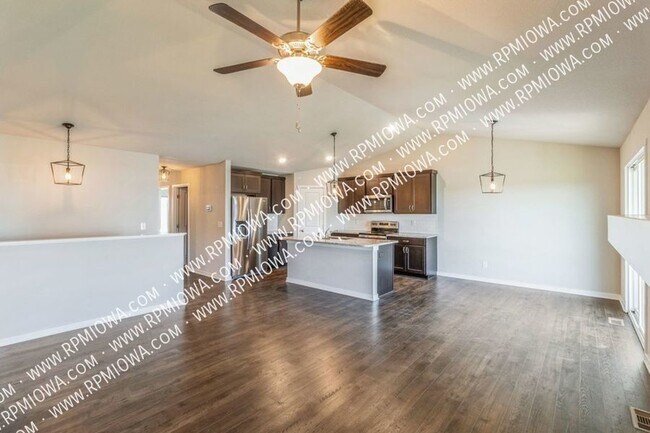 Building Photo - SPACIOUS TOWNHOME!! 3 Bed, 2.5 Bath Townho...