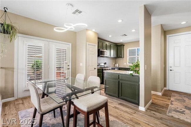 Building Photo - 3 BEDROOM HOME IN GATED COMMUNITY!