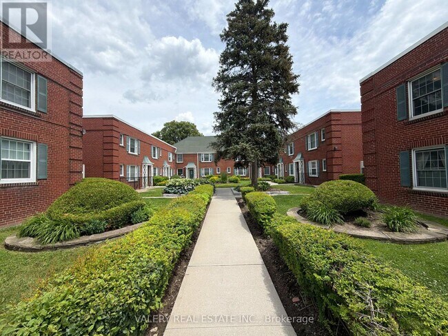 Photo du bâtiment - 1327 Bayview Ave